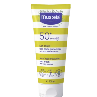 МУСТЕЛА Слънцезащитен Лосион SPF50+100мл Слънцезащитен лосион не съдържа аромати и е специално създаден за деликатната кожа на бебетата и децата. Специалната фотозащитна система предпазва от вредното влияние на UVA и UVB лъчи и е устойчива на водата и пясъка. За лице и тяло. МУСТЕЛА Слънцезащитен Лосион SPF50+ с много висока защита за бебета и деца • SPF 50 срещу UVB и UVA. • Много устойчива на солена и хлорирана вода формула. • Формула устойчива на пясък. Клинично доказана отлична поносимост: • Подходящ за предпазване от слънцето на всеки тип кожа, включително атопична или чувствителна и нетолерантна към слънцето кожа. 'Този слънцезащитен лосион с много висока слънчева защита за лице и тяло: • Оставя защитен филм върху кожата: 98%. • Поддържа кожата мека, еластична и добре хидратирана и след излагане на слънце. 98%. Клинично проучване проведено под дерматологичен и педиатричен контрол с 64 новородени, бебета и деца (13 от тях с чувствителна и 13 с атопична кожа), повече от 21 дни (метод на самооценка). За да поддържате високо ниво на слънчева защита нанасяйте лосиона обилно и равномерно по кожата на детето преди излагане на слънце. Подновявайте върху подсушена кожа на всеки 2 часа или след всяко излизане от водата, а също и при изпотяване. Не излагайте бебетата и децата на директна слънчева светлина. Избягвайте директен контакт на продукта с очите. За лице и тяло. МУСТЕЛА Слънцезащитен Лосион SPF50+ БЕЗОПАСЕН ЗА БЕБЕТА И ДЕЦА: • Тестван от дерматолози • Отлична поносимост от кожата • Подходящ за употреба от деня на раждането, в случаите когато излагането на слънце е неизбежно. Съдържание: • Органчини защитни филтри, специално подбрани поради тяхната отлична поносимост. • UV филтри, в съответствие с регулациите на Хавай за опазване на океанските корали. • Захари от авокадо: патентована натурална съставка, подсилва кожната бариера и съхранява кожните стволови клетки. • Без аромат. Производител LABOR EXPANSCIENCE МУСТЕЛА Слънцезащитен Лосион SPF50+ Продуктите на Mustela съдържат уникални иновативни формули с високо съдържание на натурални съставки, които нежно почистват, успокояват, хидратират и омекотяват. Всички продукти са хипоалергенни: не съдържат каквито и да било дразнещи субстанции и са специално разработени да свеждат до минимум риска от алергични реакции. Избирайки Мустела избирате продукт, който е безопасен и ефикасен и той ще остане такъв от първия до последния път, когато сте го ползвали. Мустела предлага иновативни продукти повече от 60 години. Те съхраняват и предпазват здравето на най-деликатната кожа на новородените, бебета, деца, както и на родилки и бременни жени.Техните продукти са с над 90% естествени съставки. Техните продукти се предлагат в над 100 страни по целия свят и са предпочитани от много жени и родители. Разгледайте повече на mustela.bg