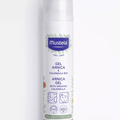 МУСТЕЛА Арника Гел + БИО НЕВЕН 100ml Мустела Арника гел + био невен при цицини, синини, натъртвания. 97% натурални съставки. С грижа за кожата, с грижа за планетата Известни със своите хидратиращи и успокояващи свойства, които облекчават усещането за дискомфорт при цицини и синини по кожата. Начин на употреба на МУСТЕЛА Арника Гел + БИО НЕВЕН: Втривайте с нежен масаж по засегнатия участък 2 до 3 пъти дневно. Да не се поглъща. Да не се нанася в зоната около очите; да не се нанася върху открита рана или по лигавица. Да не се използва в случай на чувствителност към арника или растения от семейство Астерацея (Сложноцветни). Веган формула. Не съдържа съставки от животински произход. Производител LABOR EXPANSCIENCE Продуктите на Mustela съдържат уникални иновативни формули с високо съдържание на натурални съставки, които нежно почистват, успокояват, хидратират и омекотяват. Всички продукти са хипоалергенни: не съдържат каквито и да било дразнещи субстанции и са специално разработени да свеждат до минимум риска от алергични реакции. Избирайки Мустела избирате продукт, който е безопасен и ефикасен и той ще остане такъв от първия до последния път, когато сте го ползвали. Мустела предлага иновативни продукти повече от 60 години. Те съхраняват и предпазват здравето на най-деликатната кожа на новородените, бебета, деца, както и на родилки и бременни жени.Техните продукти са с над 90% естествени съставки. Техните продукти се предлагат в над 100 страни по целия свят и са предпочитани от много жени и родители. Разгледайте повече на mustela.bg