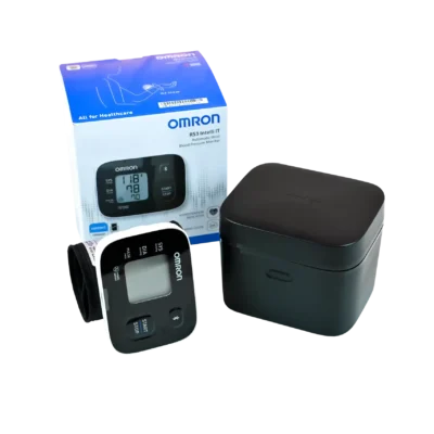 Omron RS3 Intelli IT апарат за кръвно налягане ЕЛЕКТРОНЕН АПАРАТ ЗА ИЗМЕРВАНЕ НА КРЪВНО НАЛЯГАНЕ НА КИТКА ОМРОН RS3 INTELLI IT (HEM - 6232T - E) Omron RS7 Intelli IT (HEM-6232T-E) e монитор за измерване на кръвното налягане на китката, от най-ново поколение. С голямата си функционалност и малките си размери - апаратът е максимално прецизен и незаменим помощник в борбата с хипертонията. Omron RS3 Intelli IT апарат за кръвно налягане съчетава в себеси компактност и елегантност. Големия дисплей прави употребата му изключително лесна дори и за по възрастните. Мисията на OMRON Healthcare е да спомага за реализирането на здравословен и спокоен живот на хората по света. Как ще направим това възможно? Искаме да създадем среда, в която да минимизираме сегашното медицинско въздействие, което определени състояния имат върху живота на хората, и да създадем повече пространство за качество на живот. Всяко от нашите действия и продукти преследва тази мисия и е стъпка към подобряване на живота на хората по света. OMRON Healthcare е марката Световен No.1 в цифровите апарати за кръвно налягане, с над 200 милиона продадени апарата за кръвно налягане, както и небулайзерите за респираторна терапия. Другите основни категории продукти на компанията са нискочестотна апаратура за болкотерапия, електронни термометри и монитори за композиция на тялото. В продължение на много десетилетия устройствата на OMRON са помогнали на хората да предотвратяват, лекуват и управляват своите медицински състояния както у дома, така и в клиничната практика в над 110 страни по света. OMRON Healthcare Group е със седалище в Киото, Япония. OMRON Healthcare Europe B.V. е секторът на здравеопазването за Европа, Русия, Близкия изток и Африка и осигурява обслужване на клиенти в повече от 74 страни. Omron Healthcare помага на хората да живеят по-свободен и по-пълноценен живот. В областта на клинично доказаното и иновативно медицинско оборудване за здравен мониторинг  Omron Healthcare са световен лидер. Omron RS3 Intelli IT апарат за кръвно налягане Те са на първо място в цифровите апарати за кръвно налягане. С техните 200 милиона продадени апарата за кръвно налягане. Omron помагат на хората да лекуват и управляват своите медицински състояния ефективно. Техните продукти са създадени с най-новите технологии, осигуряващи максимална точност и прецизност. Мисията на Omron? Седалището на Omron е в Киото, Япония. Тяхната мисия е да помагат за реализирането на здравословен и спокоен живот. Доказателсто за следването на тяхната мисия са именно иновативните продукти на Omron. Omron RS3 Intelli IT апарат за кръвно налягане Иновативни продукти подходящи за всеки дом Omron предлагат широка гама продукти. Те включват апарати за кръвно налягане,  термометри, инхалатори, електронни везни и други. Екологични и устойчиви практики Бранда е посветен на запазване на екологичната устойчивост на компания. Те използват екологично чисти материали и се стремят да намалят въглеродния си отпечатък. Omron RS3 Intelli IT апарат за кръвно налягане Погрижете се за вашето здраве от рано и разгледайте разнообразната гама продукти на Omron  в нашия онлайн магазин aptekata.online ЧЕСТО ЗАДАВАНИ ВЪПРОСИ Как да избера правилния апарат за кръвно налягане на Omron? При избирането на правилния на апарат за кръвно налягане е важно да се консултирате със здравен специалист и да изберете модел, който да отговаря на вашите нужди и предпочитания. Omron предлага разнообразие от модели, включително модели за горна и долна ръка. Каква е точността на апаратите за кръвно налягане на Omron? Апаратите за кръвно налягане на Omron са клинично доказани и осигуряват висока точност Много от тях са одобрени от здравни организации по целия свят.Omron RS3 Intelli IT апарат за кръвно налягане Мога ли да използвам продуктите на Omron, ако имам специфични здравословни състояния? Да, Omron предлагат продукти, които са подходящи за хора с различни здравословни състояния. Винаги се консултирайте с лекар преди да използвате нов медицински уред. Omron RS3 Intelli IT апарат за кръвно налягане Какви са гаранционните условия на продуктите на Omron? Omron предлага различни гаранционни условия в зависимост от продукта. Обикновено гаранцията покрива производствени дефекти и предоставя сервизна поддръжка. Omron RS3 Intelli IT апарат за кръвно налягане Къде мога да закупя продуктите на Omron? Можете да закупите продуктите на Omron от лицензирани магазини и аптеки, както и онлайн в различни платформи, включително в нашия онлайн магазин aptekata.online. 