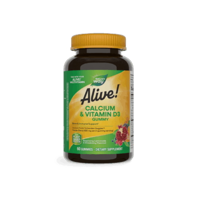 Алайв! Калций + D3, 60 желирани таблетки Действа укрепващо на костите и редуцира риска от фрактури. Подпомага формирането и метаболизма на костната тъкан, укрепва скелетната мускулатура. Спомага за поддържане здравината на зъбите. Алайв! Калций + D3 Всяка от 4-те таблетки  Алайв! Калций + D3 от дневната доза осигурява : 1,000 мг калций 2,000 IU витамин Д3 смес от плодове от овощни градини и градински зеленчуци приготвени с пектин, а не с желатин вкусен плодов аромат подсладени със сироп от тапиока Калций (като трикалциев глицерофосфат) 250 mg 500 mg Витамин D (като холикалциферол) 5 µg 10 µg Фосфор (като трикалциев глицерофосфат) 115 mg 230 mg Калории   12.5 25 Въглехидрати 3 g 6 g Захари 2 g 4 g Смес от плодове и зеленчуци: Сок на прах: слива, круша, ябълка, цвекло, ягода, краставица, домат, червена боровинка, череша, зеле, морков, карфиол, черна боровинка, грозде, кайсия, папая, портокал, ананас, аспержа, броколи, брюкселско зеле, целина, фасул, спанак; Нар (семена); Екстракт от акай (плод) 50 mg  100 mg Други съставки на Алайв! Калций + D3: Органичен сироп от тапиока, сух сироп от тръстика, пектин, натурални оцветители (сок от черен морков, концентрат), естествени аромати (череша и ягода), фракционирано кокосово масло, пчелен восък. Без глутен, желатин, млечни продукти, мая, пшеница, фъстъци, яйца, изкуствени оцветители и консерванти. Приложение на Алайв! Калций + D3: Осигурява оптимална доза от Калций, витамини,минерали и хранителни вещества за подхранване на организма. Забележка: Да не се използва като заместител на разнообразното и пълноценно хранене. Да не се превишава препоръчителната дневна доза. Дозировка и приложение: За възрастни и деца над 13 год. сдъвквайте по 1 таблетка 2 пъти дневно, с или без храна. Съхранение: На хладно и сухо място, недостъпно за деца! Алайв! Калций + D3 Годност: Виж опаковката. Производител: Nature’s Way products, Inc , USA Алайв! Калций + D3 Natures Way е лидер в индустрията на хранителните добавки. Тя е основата през 1969 година. Мисията на Natures Way е да осигури хранителни добавки с натурални и високо качествени съставки. Фокусът на Natures Way е чистотата и ефективността на техните продукти. Те са първата компания преработваща билки. Притежава съоражение кла OTC(1983) Natures Way е първият билкова бранд който притежава сертификати Non-GMO и TRU-ID™. Това гаранитира за чистотата на състава и безпасния произход на използваните суровини. TRU-ID е първата и независима тестова програма. Тя изполва ДНК биотехнологии за удостоверяване на автентичността и качеството на използваните билкови продукти.  Non-GMO Project е независима тестова програма, която е ангажирана с най-добрите практики за тестване и предоставяне на продуктите без ГМО. Погрижете се за вашето здраве от рано и разгледайте разнообразната гама продукти на Natures Way  в нашия онлайн магазин aptekata.online 25