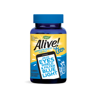 Alive! Мултивитамини за момчета x 50 желирани таблетки Alive! Teen Complete Multi For Him / Алайв Тийн Мултивитамини Гъми за Момчета са висококачествен продукт на американската компания NATURE’S WAY. Желираните мултивитамини имат приятен цитрусов вкус и са подходящи за момчетата над 13-годишна възраст. Формулата включва комбинация от витамини, минерали и комбинация екстракти, извлечена от плодове и зеленчуци - Orchard Fruits™ / Garden Veggies™. Продуктът съдържа и патентован екстракт от невен Lutemax™ 2020 - хранителната добавка е ценен източник на лутеин и зеаксантин и предпазва очите от вредното въздействие на електронните устройства. Желираните мултивитамини на NATURE’S WAY предлагат широкоспектърни ползи за здравето на момчетата в тийнейджърска възраст. Здравословни ползи от приема на Alive! Teen Complete Multi For Him / Алайв Тийн Мултивитамини Гъми за Момчета Alive! Мултивитамини за момчета: Поддържа защитните сили на имунната система и подобрява устойчивостта на организма срещу простудни заболявания; Поддържа здравето на костите, зъбите и мускулите; Подобрява общото благосъстояние на подрастващия организъм в тийнейджърска възраст; Поддържа енергията и тонуса; Подпомага нормалната функция на мозъка и нервната система; Подобрява фокуса и паметта; Действа антиоксидантно и защитава организма от вредното въздействие на свободните радикали; Защитава очите от синята светлина, излъчвана от електронните устройства. Действие на основните съставки на Alive! Мултивитамини за момчета: Витамин В Комплекс (Витамин В1, В2, В3, В5, В6 и В12) – подпомагат процеса на превръщане на храната в клетъчна енергия. Витамини A, C, D и цинк – подпомагат имунния отговор на организма и подобряват защитната сила срещу вирусни заболявания. Лутеин и зеаксантин – защитават зрението при честа употреба на електронни устройства. Витамини А, С и Е – предпазват организма от вредното въздействие на свободните радикали. Lutemax2020® - хранителна добавка, която помага на очите да се предпазват и да филтрират синята светлина от слънцето, светодиодите и цифровите устройства като смартфони, лаптопи и таблети. Желираните мултивитамини за момчета са част от серията продукти Alive! на Nature’s Way, която включва мултивитамини за възрастни и деца. Продуктите са предназначени за подсилване на имунната система и увеличаване на енергийния баланс на организма. Alive! Мултивитамини за момчета Серията мултивитамини Alive! е изградена около една проста идея: независимо от изискванията и задълженията, които трябва да покривате всеки ден, вие заслужавате да изживеете живота си, изпълнени с радост. Alive! Мултивитамини за момчета Мултивитамините на NATURE’S WAY са създадени, за да ви дадат енергия да правите всичко, което е важно за вас. Всяка формула включва пълния B-витаминен комплекс, който ви помага да поддържате клетъчната енергия на организма си. Alive! Мултивитамини за момчета Продуктите Alive! са обогатени и с екстракти от лечебни гъби, зеленолистни зеленчуци, водорасли, омега-3, -6 и -9 мастни киселини и други ценни хранителни вещества за поддържане на добро здраве във всяка възраст. Съставки на Alive! Мултивитамини за момчета: В 1/2 табл.: Дн. доза: Витамин А (ретинил палмитат)  112.5 µg 112.5 µg Витамин С (аскорбинова к-на) 4.5 mg 4.5 mg Витамин D3 (холекалциферол) 7.5 µg 7.5 µg Витамин Е (dl-токоферил ацетат) 3.75 mg 3.75 mg Витамин К (фитонадион) 6 µg 6 µg Витамин В1 (тиамин хидрохлорид) 0.075 mg 0.075 mg Витамин В2 (рибофлавин) 0.08 mg 0.08 mg Ниацин (ниацинамид) 1 mg 1 mg Фолат като Фолиева киселина 120 µg 100 µg 100 µg Витамин В12 (цианокобаламин) 0.6 µg 0.6 µg Биотин 3.75 µg 3.75 µg Пантотенова к-на (d-калциев пантотенат) 1.25 mg 1.25 mg Калций (трикалциев фосфат) 32.5 mg 32.5 mg Фосфор (трикалциев фосфат) 16.25 mg 16.25 mg Йод (калиев йодид) 3.75 µg 3.75 µg Цинк (цитрат) 1.1 mg 1.1 mg Натрий 3.75 mg 3.75 mg Orchard Fruits™/Garden Veggies™ Смес екстракти от градински зеленчуци и плодове: портокал, синя боровинка, синя слива, нар, ягода, круша, ябълка, червено цвекло, малина, ананас, тиква, череша, грозде, банан, акай, червена боровинка, морков, карфиол, зеле, домат, аспержи, брюкселско зеле, краставица, грах, броколи, спанак. 18.75 mg 18.75 mg Лутеин (Lutemax 2020) 2.5 mg 2.5 mg Зеаксантин Изомери (Lutemax 2020) 0.5 mg 0.5 mg Инозитол 10 µg 10 µg Калории 6.25 6.25 Въглехидрати 1.5 g 1.5 g Захари 1 g 1 g Добавени захари 2 g 2 g Глюкозен сироп, сукроза, пречистена вода, пектин, лимонена киселина, натриев цитрат, натурални аромати, кокосово масло, карнаубски восък. Не съдържа: Млечни продукти, яйца, желатин, глутен, ядки, пшеница, дрожди. Приложение на Alive! Мултивитамини за момчета: Допринася за нормалното функциониране на организма, както и за нормалното  състояние на зрението при ежедневна работа с дигитални устройства. Забележка: Да не се използва като заместител на разнообразното и пълноценно хранене. Да не се превишава препоръчителната дневна доза. Alive! Мултивитамини за момчета Дозировка и приложение: За момчета над 13-годишна възраст. По 1 желирана таблетка дневно. Alive! Мултивитамини за момчета Съхранение: На хладно и сухо място, недостъпно за деца! Избягвайте излагането на пряка слънчева светлина. Alive! Мултивитамини за момчета Годност и партида: Маркирани на  опаковката. Производител: Nature’s Way products,Inc,USA Natures Way е лидер в индустрията на хранителните добавки. Тя е основата през 1969 година. Мисията на Natures Way е да осигури хранителни добавки с натурални и високо качествени съставки. Фокусът на Natures Way е чистотата и ефективността на техните продукти. Те са първата компания преработваща билки. Притежава съоражение кла OTC(1983) Natures Way е първият билкова бранд който притежава сертификати Non-GMO и TRU-ID™. Това гаранитира за чистотата на състава и безпасния произход на използваните суровини. Alive! Мултивитамини за момчета TRU-ID е първата и независима тестова програма. Тя изполва ДНК биотехнологии за удостоверяване на автентичността и качеството на използваните билкови продукти.  Non-GMO Project е независима тестова програма, която е ангажирана с най-добрите практики за тестване и предоставяне на продуктите без ГМО. Погрижете се за вашето здраве от рано и разгледайте разнообразната гама продукти на Natures Way  в нашия онлайн магазин aptekata.online