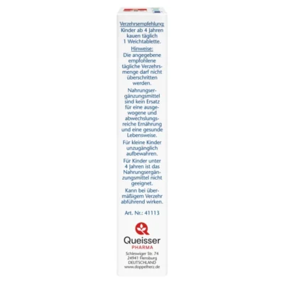 Страничен панел на Допелхерц актив Омега-3 + Витамин D3 за Деца. Препоръка: деца над 4 години дъвчат по 1 гел-таблетка дневно. Внимание: да не се превишава препоръчителната дневна доза; хранителната добавка не замества балансираното хранене; да се пази далеч от малки деца; не е подходящо за деца под 4 г.; при прекомерен прием е възможен слабителен ефект. Производител: Queisser Pharma, Германия.